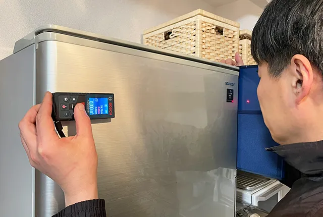 レーザー計測器を使って体積を測定している画像